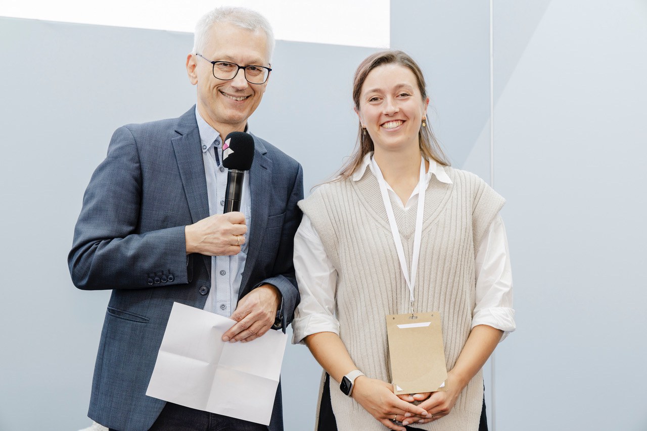 Carolin Keip belegt beim Posterwalk der DPhG auf der Expopharm den dritten Platz