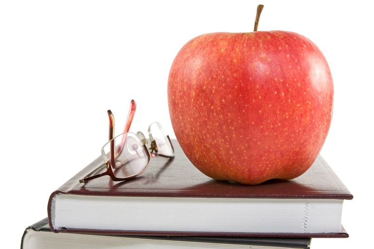 Buch, Brille, Apfel für healthy campus